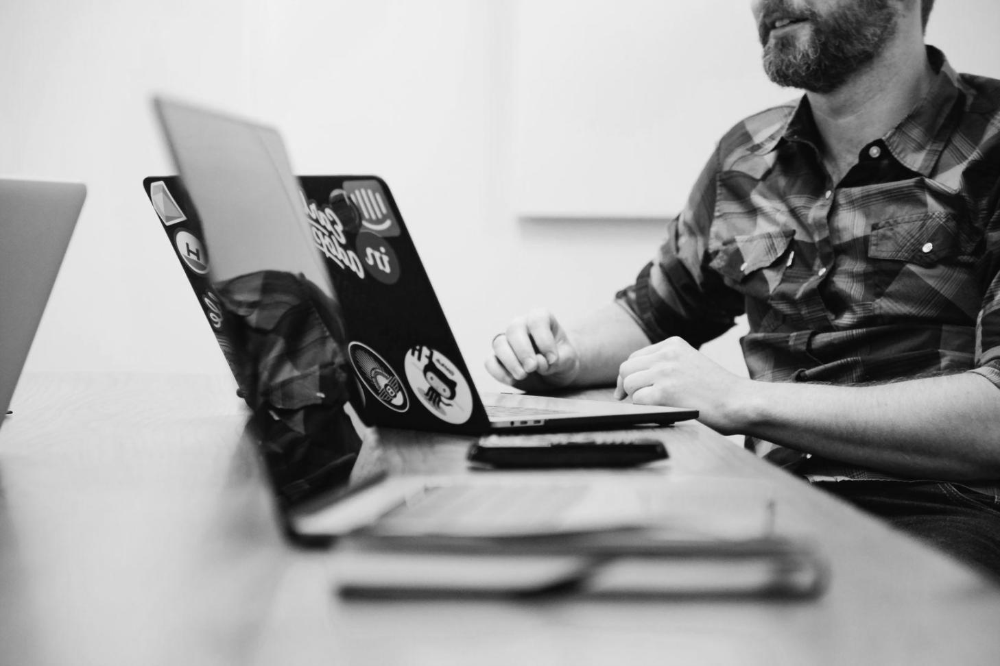 Equipo de trabajo colaborando en estrategias financieras